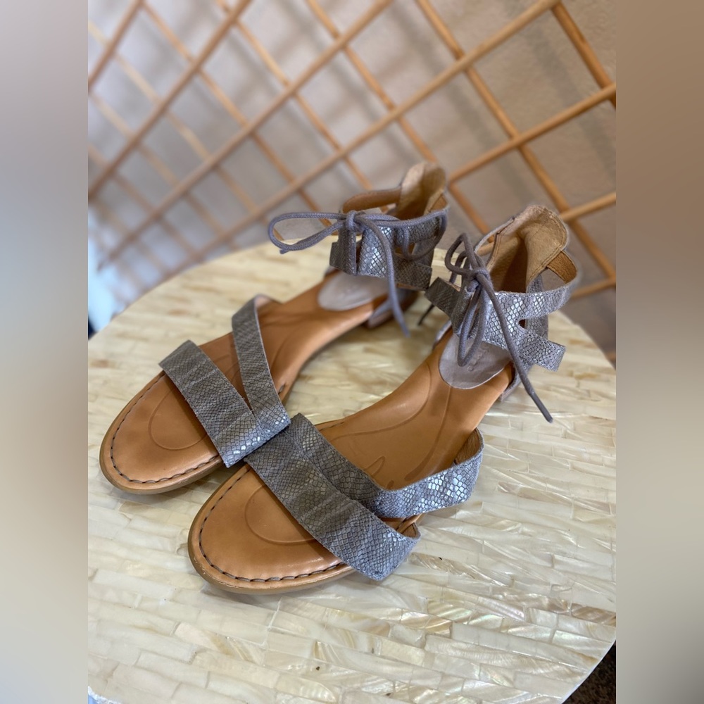 Born sandal